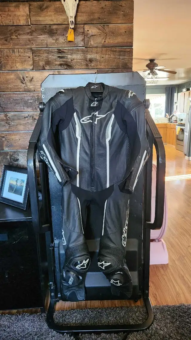 Womens Alpinestars Race Suit Size 4 in Other in Edmonton - Image 2