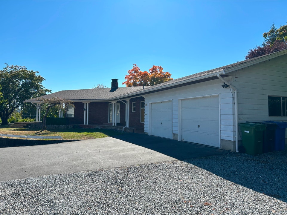 $3,100 / 3br - 3300ft2 - Spacious 3 Bedroom House on Mill Lake 4