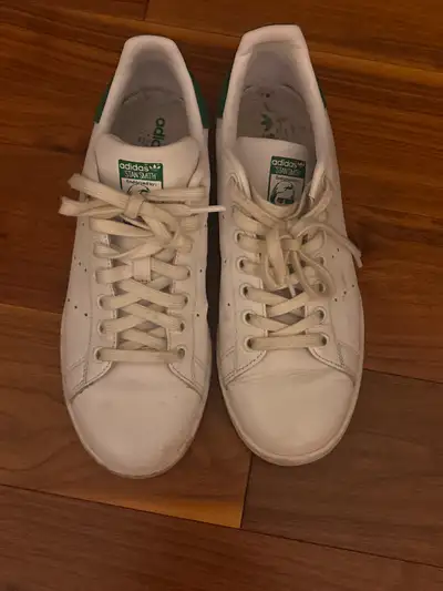 Adidas women’s Stan smith excellent condition hardly worn. Size 7.5