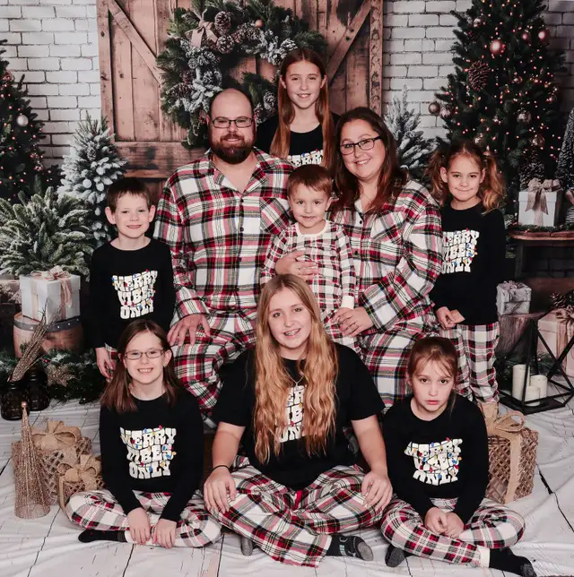 Holiday Photo Sessions in Photography & Video in Calgary - Image 4