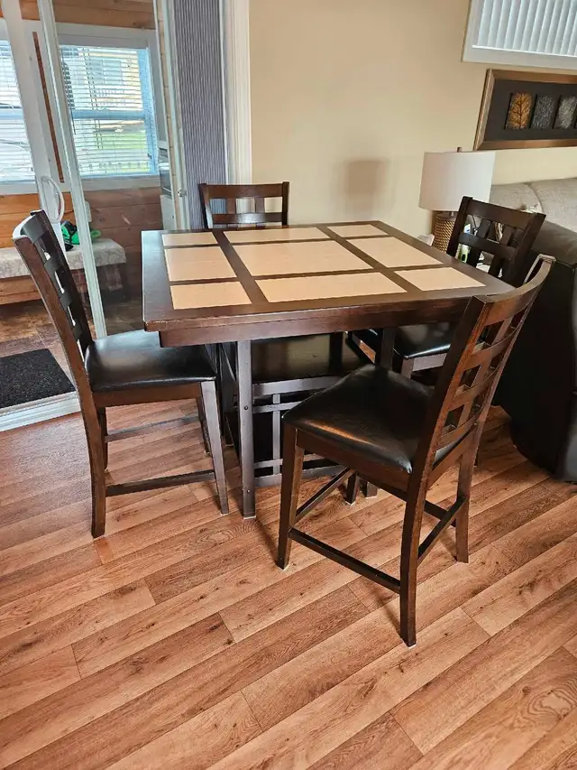 Table haute 42" avec 4 chaise. En excellente condition. in Dining Tables & Sets in Moncton - Image 2
