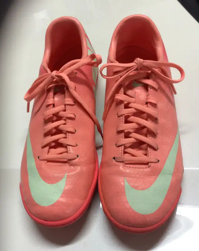 Women’s Indoor Soccer Shoes in Soccer in Markham / York Region - Image 2