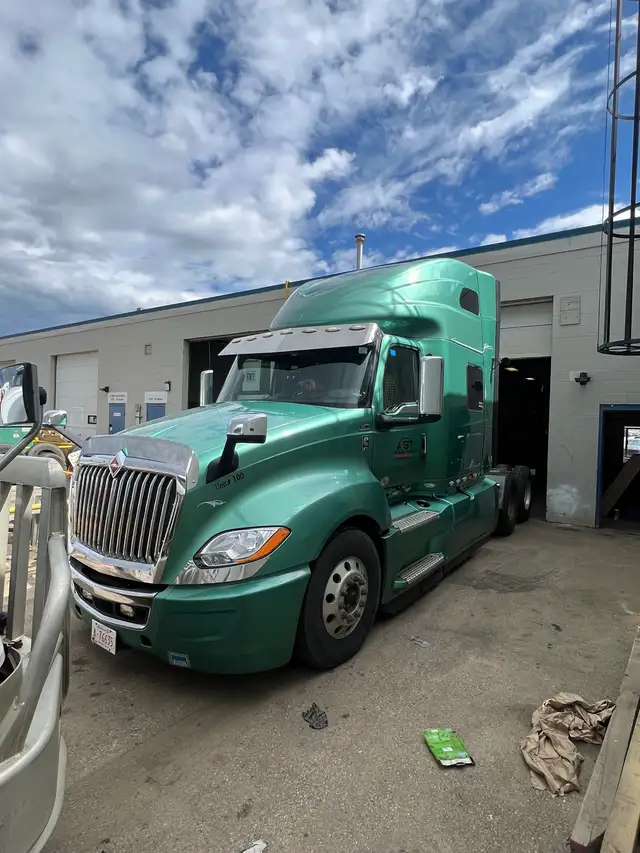 Hiring class 1  long haul flat deck drivers (15 positions) in Drivers & Security in Edmonton - Image 8