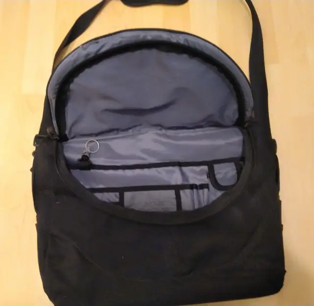 Laptop bag /briefcase, Roots Canada in Laptop Accessories in Oakville / Halton Region - Image 7