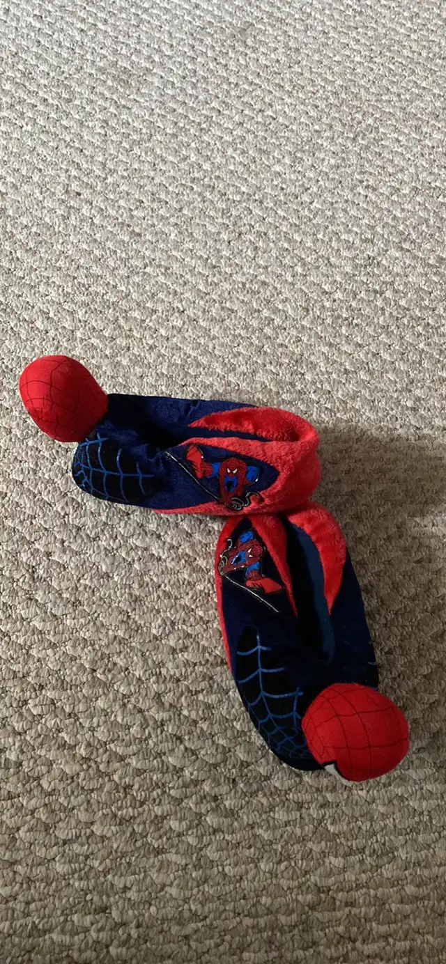Boys sz 4-5 in good condition Spider-Man slippers  in Clothing - 4T in Edmonton - Image 4