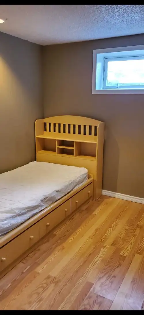 Clean and comfortable room available in the NE, conveniently located near transit and shopping. Rent...