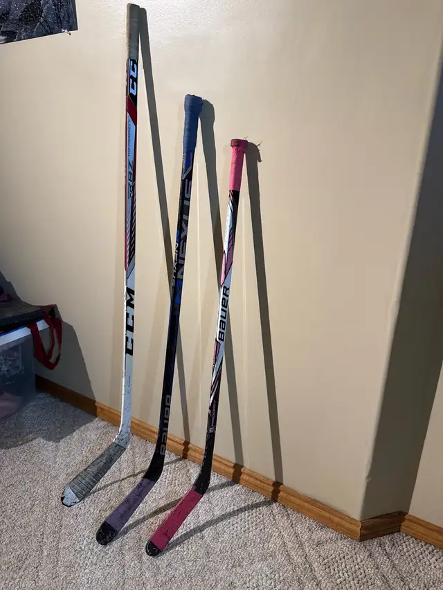  right hand hockey sticks in Hockey in Winnipeg - Image 2