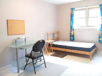 Large room 20'x10' with closet on second floor Major intersection: Sheppard Av. East and Kennedy Roa...
