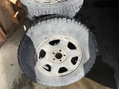 4 winter tires on ford escape /tribute rims. Excellent condition 235/70/16