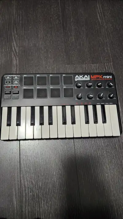 Akai MPK Mini 2 – Compact MIDI Controller  Excellent Condition, View more