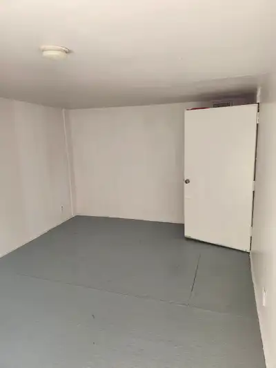 have room for rent with fridge and internet in oshawa