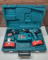 Makita 1/2" Cordless Drill in Case w/ 2 Batteries and a Charger