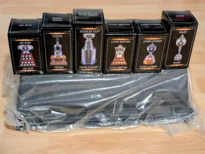 Les 6 trophées hockey NHL McDonald's avec présentoir, View more