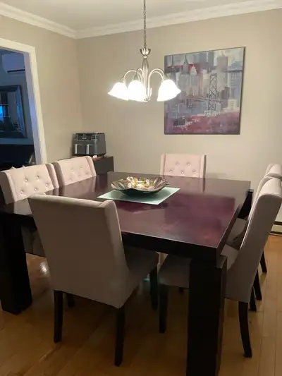 Grande table carré avec 6 x chaises en matériel très propre. Raison de la vente, rénovation de cuisi...