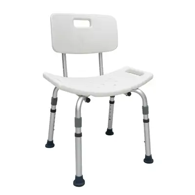 TRÈS BONNE OPPORTUNITÉ de prix 38$ plus taxes Une NOUVELLE chaise de douche en aluminium et plastiqu...