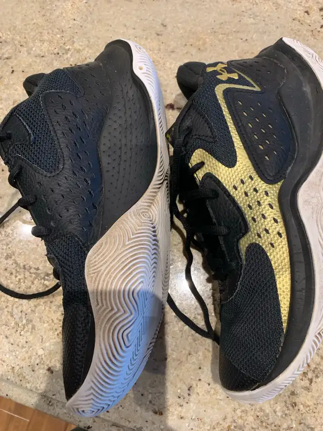 size 9.5 Under Armour running shoes  in Men's Shoes in London - Image 4