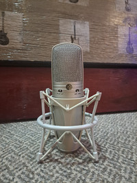 Shure KSM44a Multi-Pattern Large Diaphragm Condenser Microphone