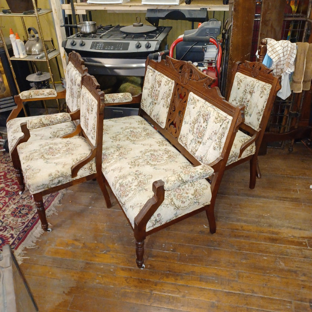 Victorian Settee Set in Other in Sarnia - Image 2