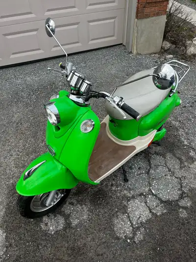 Motrino XPv Electric Scooter. 652km. Good condition but there is a crack in the back fender. $1300 O...