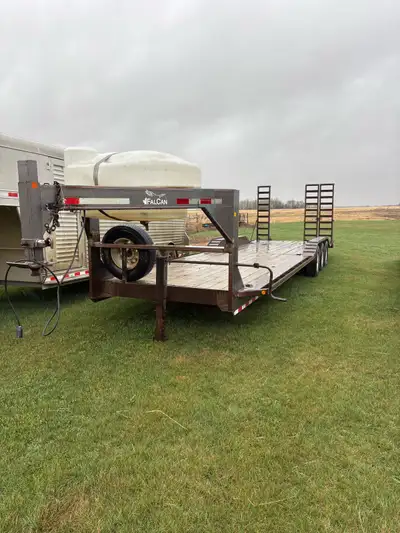 2001 fal-can trailer 32’ long 82” wide between fenders 94” edge to edge 7000 lbs axles Drive over fe...