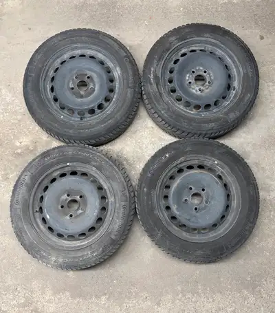 À vendre : 4 mags/roues d’acier de 16 pouces avec pneus usés. * 5x112 * Alésage central : 57,1 mm *...