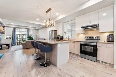 Beautiful newer townhome at Midtown in Chilliwack with over 1800 sq ft of living space. Main floor i...