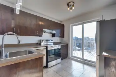 Chomedey 1582 100e Avenue Laval, H7W 0B6 Les photos sont à titre indicatif et pour donner une idée d...