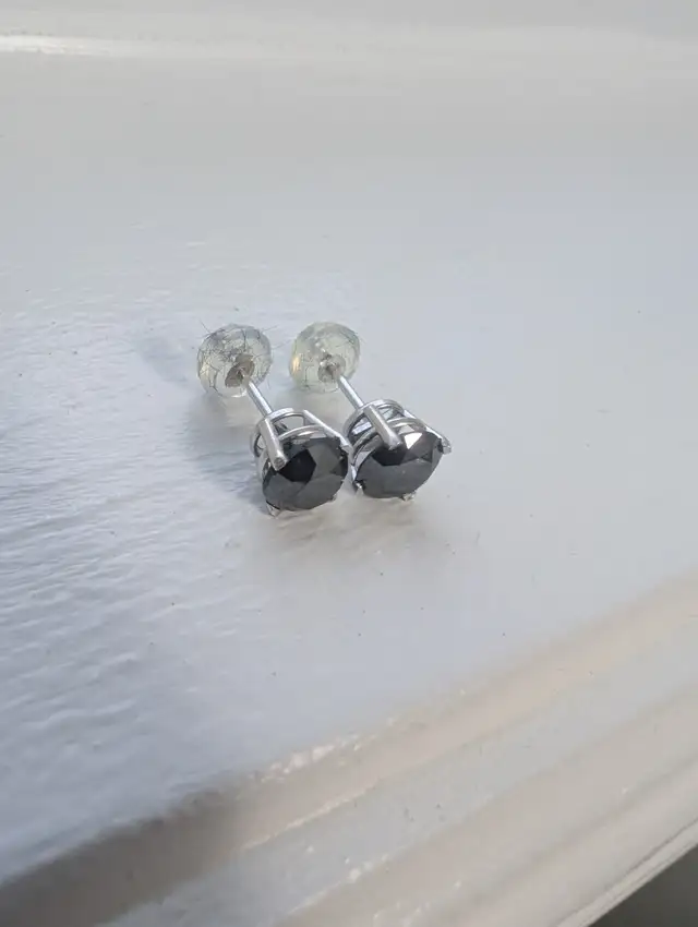 New 14K White Gold Diamond Earrings For Sale in Jewellery & Watches in London - Image 6