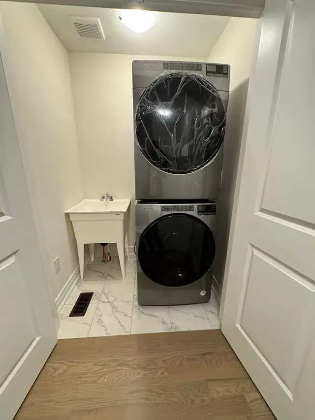 Room on rent on sharing basis on  upper floor in Room Rentals & Roommates in Mississauga / Peel Region - Image 7