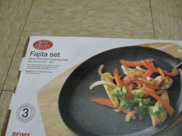 New Fajita Cast Iron Serving Sizzler Pan /Plate & Wooden Serving in Other in Ottawa - Image 3