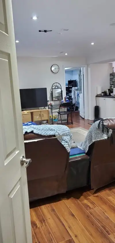 Basement: 1 Bed+1 Bath+1 Kitchen + Seperate Laundry + Car park