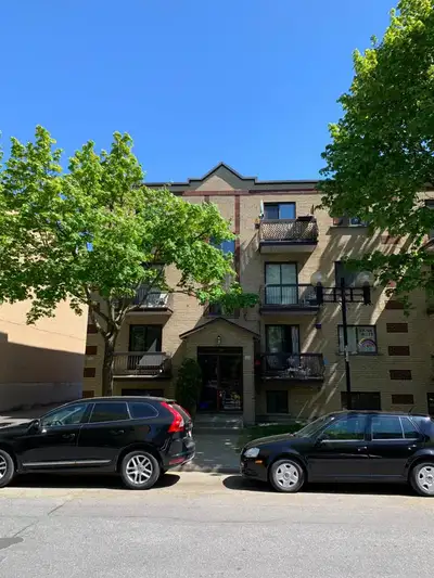 Logement 4 ½ au 4645 Henri Deslongchamps à louer au 3e étage. Bien éclairé dans l'arrondissement de...