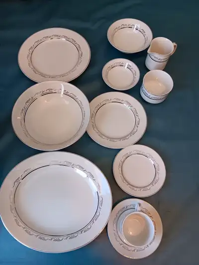 Set de vaisselle blanc avec bodure en Argent de marque Baker Brass Stoke-On-Trend England 1 plateau...
