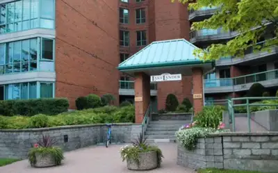 Welcome to 550 Cambridge, where convenience meets comfort in the heart of Ottawa. This 2 bedroom, 2...