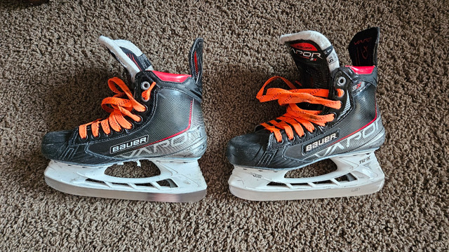 Bauer Intermediate size 5.5 3X hockey skates in Hockey in Calgary