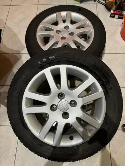 Je vends deux pneus 4 saisons/été de taille 195/60/R15. Ces pneus sont parfaits pour une conduite en...