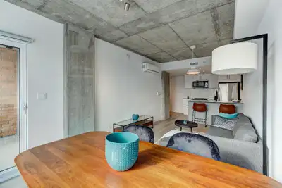 Situé près du canal Lachine, de l'hôpital de Lachine, de l'aéroport Dorval/YUL, des épiceries Maxi e...