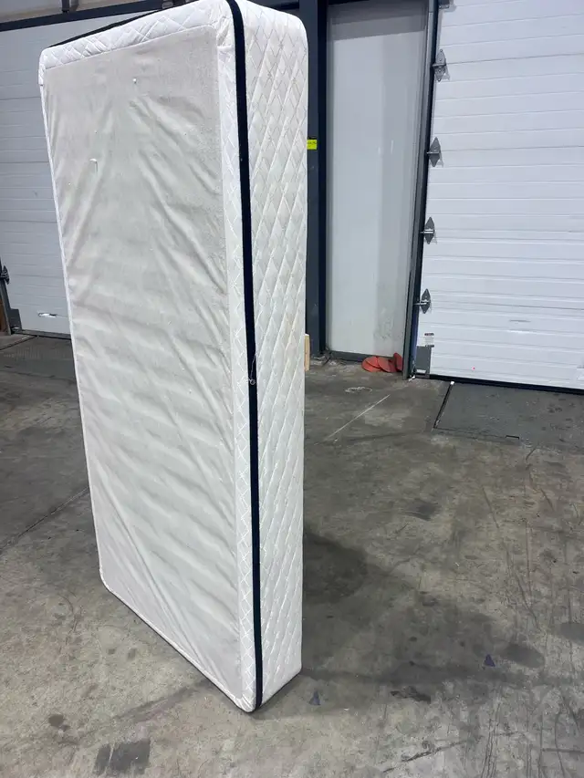 Base de lit en bois + sommier – Très bon état in Beds & Mattresses in Laval / North Shore - Image 4