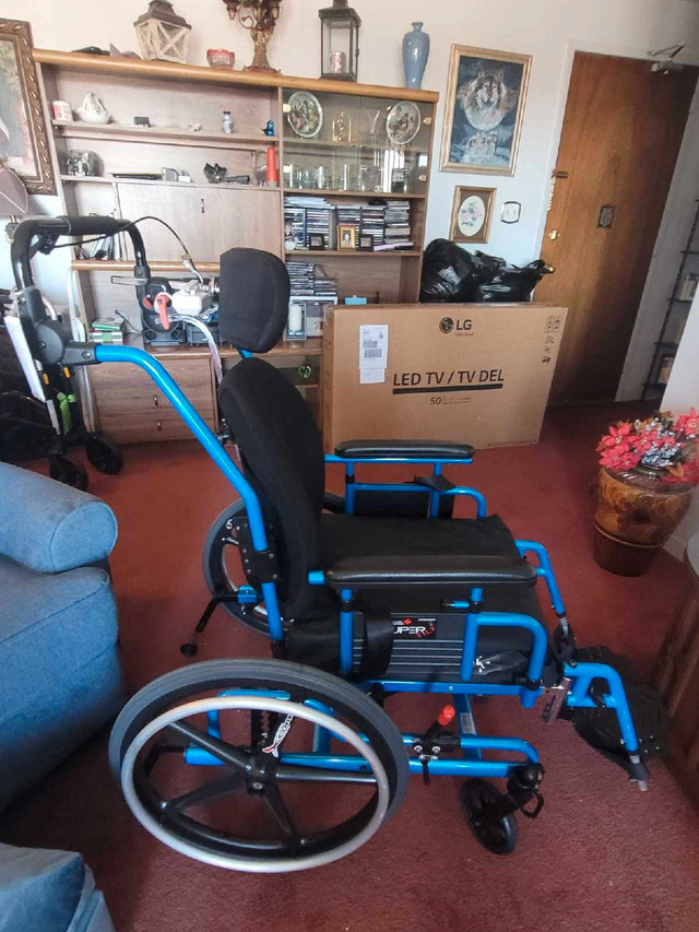 OBO MapleLeaf Supertilt wheel chair OBO in Health & Special Needs in Hamilton - Image 3
