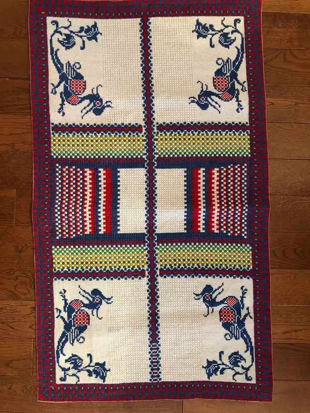 Vintage Table Runner in Home Décor & Accents in Ottawa - Image 2
