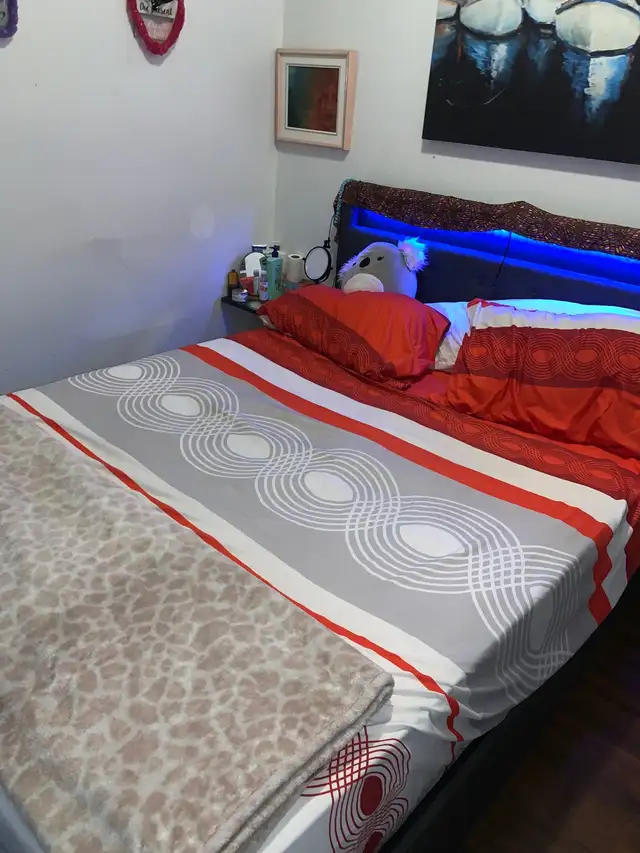 Lit queen avec matelas in Beds & Mattresses in City of Montréal - Image 3