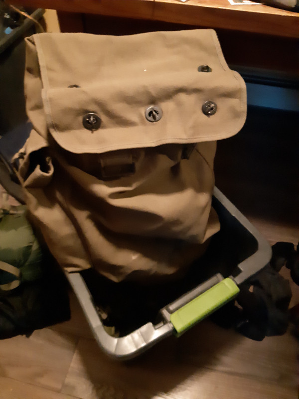 VINTAGE CANVAS ARMY DUFFLE in Fishing, Camping & Outdoors in Belleville - Image 3