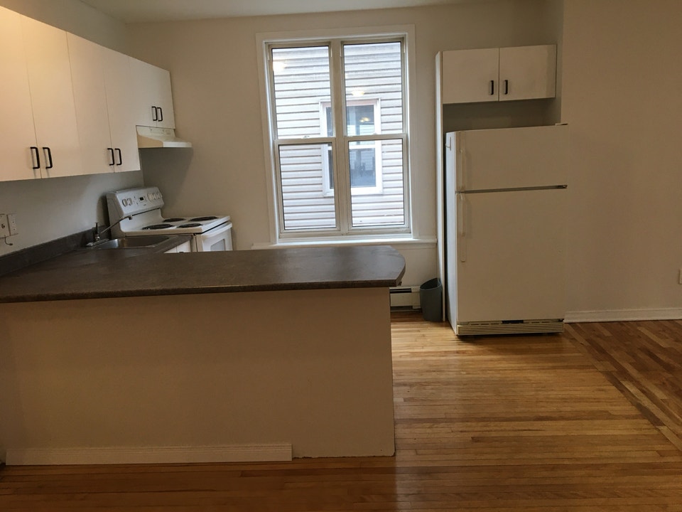 Lisgar/3 bedroom apt/Nov 4