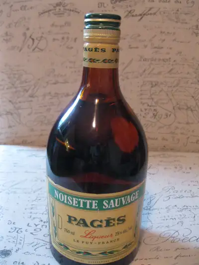 VERVEINE DU VELAY PAGES Liqueur noisette sauvage 750ml/ 25% des années 1970. Création spéciale en éd...