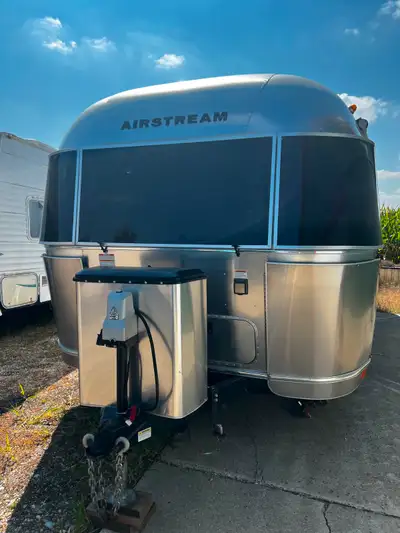This trailer comes with all the options and features needed for glamping excellence. 27FBQ with Waln...