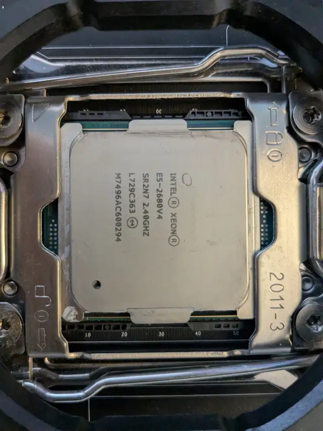 Dual CPU motherboard + XEON e5-2680 v4 X2 in Servers in Saint-Hyacinthe - Image 2