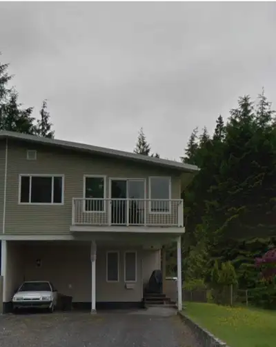 $775/month • Internet included • Hydro shared • Located in a 3-bedroom, 1-bathroom house • Convenien...
