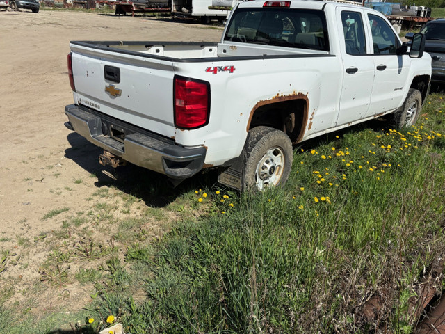 2015 Chevrolet 2500HD 4X4 NEEDS ENGINE REPAIR!!!!!! in Cars & Trucks in Edmonton - Image 3