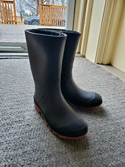 MADE IN CANADA In near perfect condition. Only worn one season. Please see my other ad for same boot...