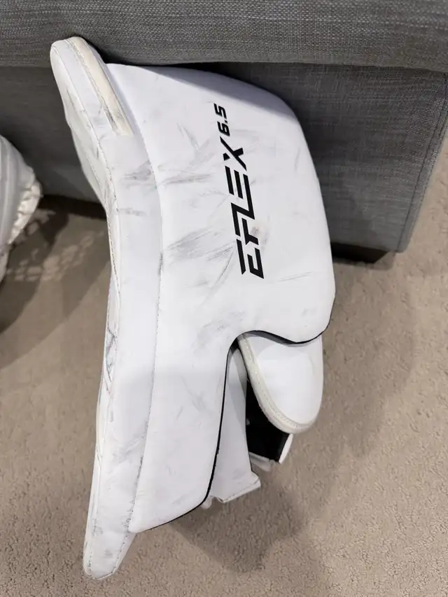 CCM EFlex 6.5 Goalie Catcher and Blocker in Hockey in Markham / York Region - Image 4